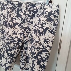 Classic Elements Woman Plus Size 18 Floral Print Shorts  Navy and White